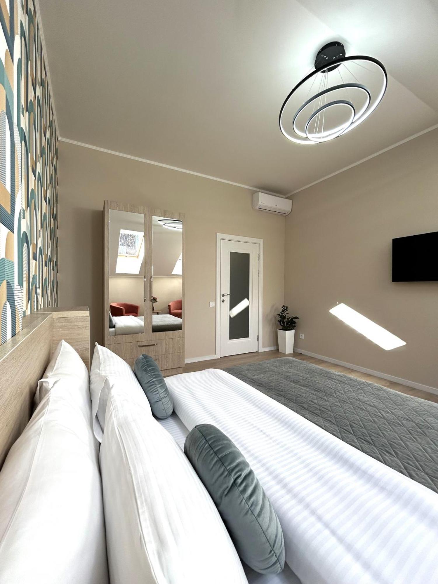 Modern Apartment In The City Center リヴィウ エクステリア 写真