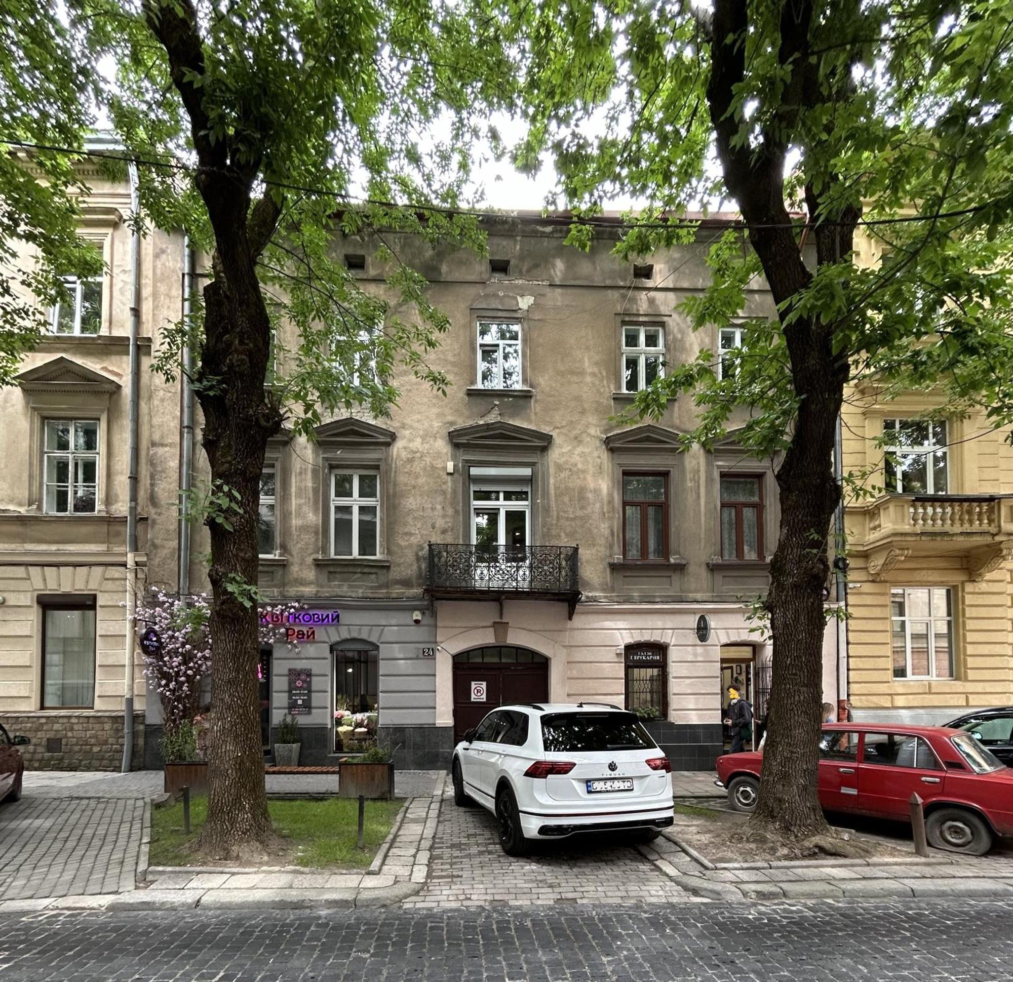 Modern Apartment In The City Center リヴィウ エクステリア 写真